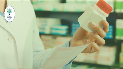 Profissional de saúde segurando um frasco de medicamento